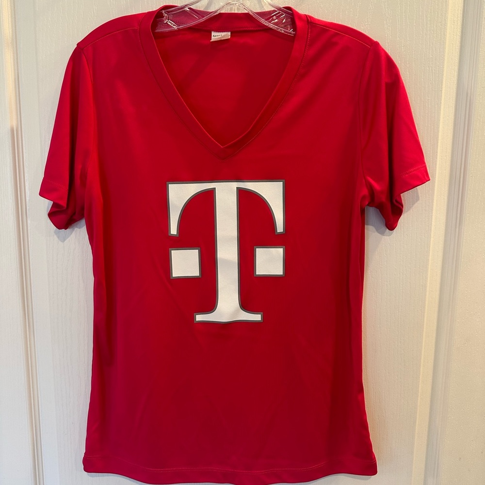 T-MOBILE women’s DRI-FIT Pink v-neck T-Shirt. Size Medium